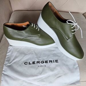 Robert Clergerie Lindsey Platform Oxfords in Olive (Size 39.5 EU/9 USA).